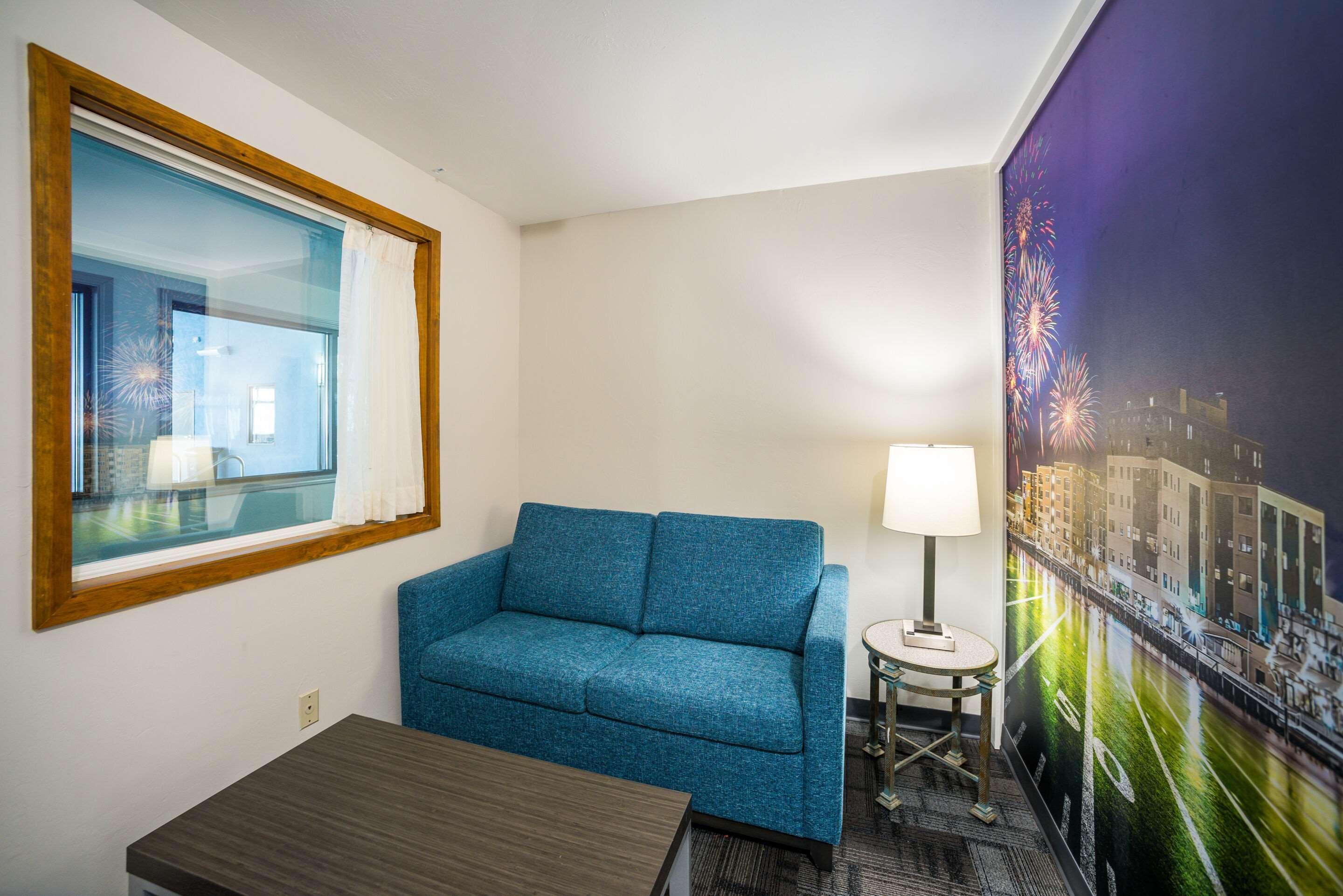 Clarion Pointe Bay Near Stadium 3*