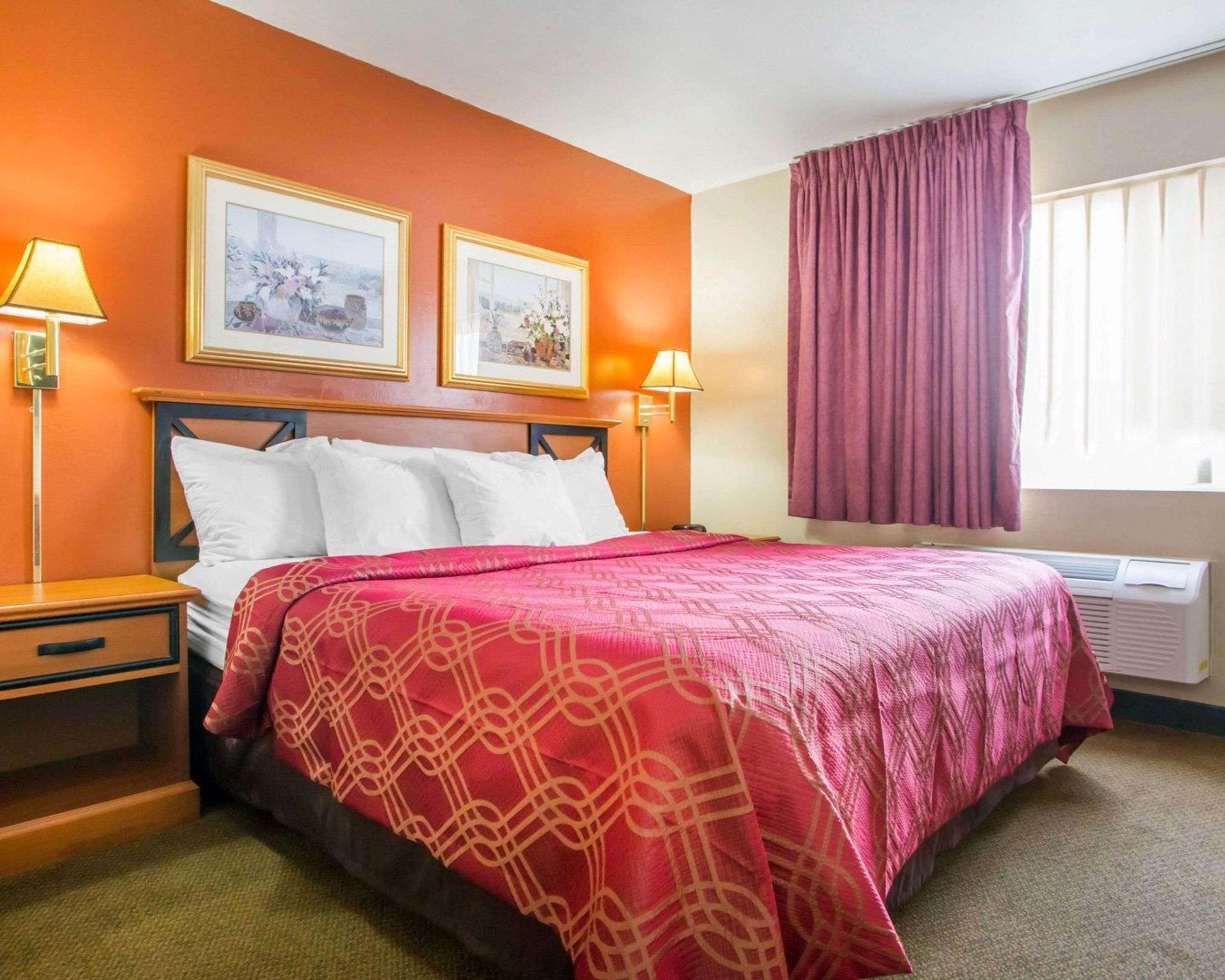 Clarion Pointe Bay Near Stadium 3*