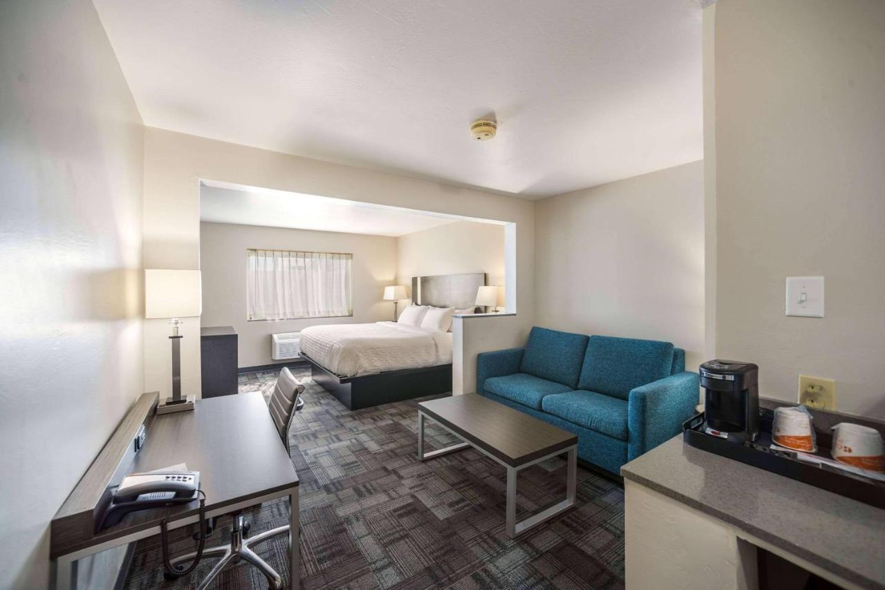 Clarion Pointe Bay Near Stadium 3*