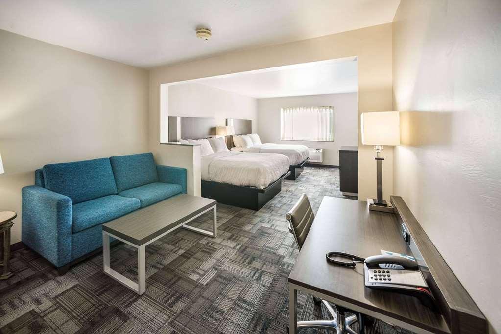 Clarion Pointe Bay Near Stadium Motel 3*