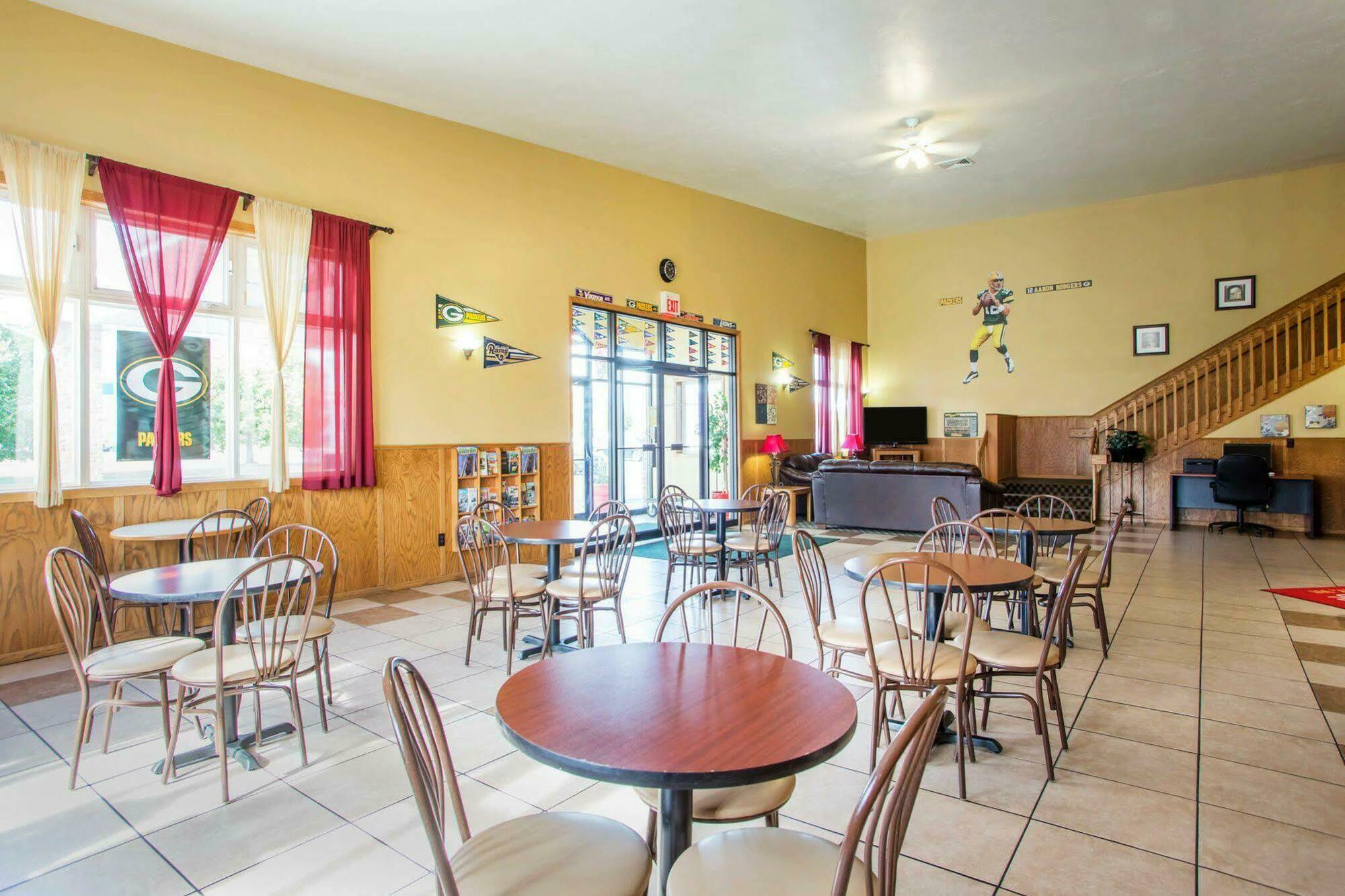 Clarion Pointe Bay Near Stadium Motel 3*